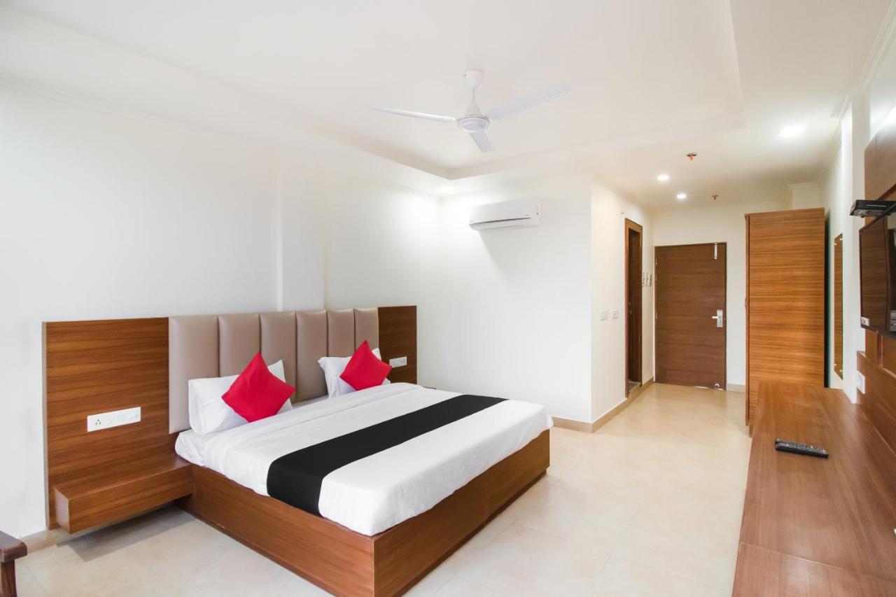 Hotel Grand 81 Faridabad Bagian luar foto