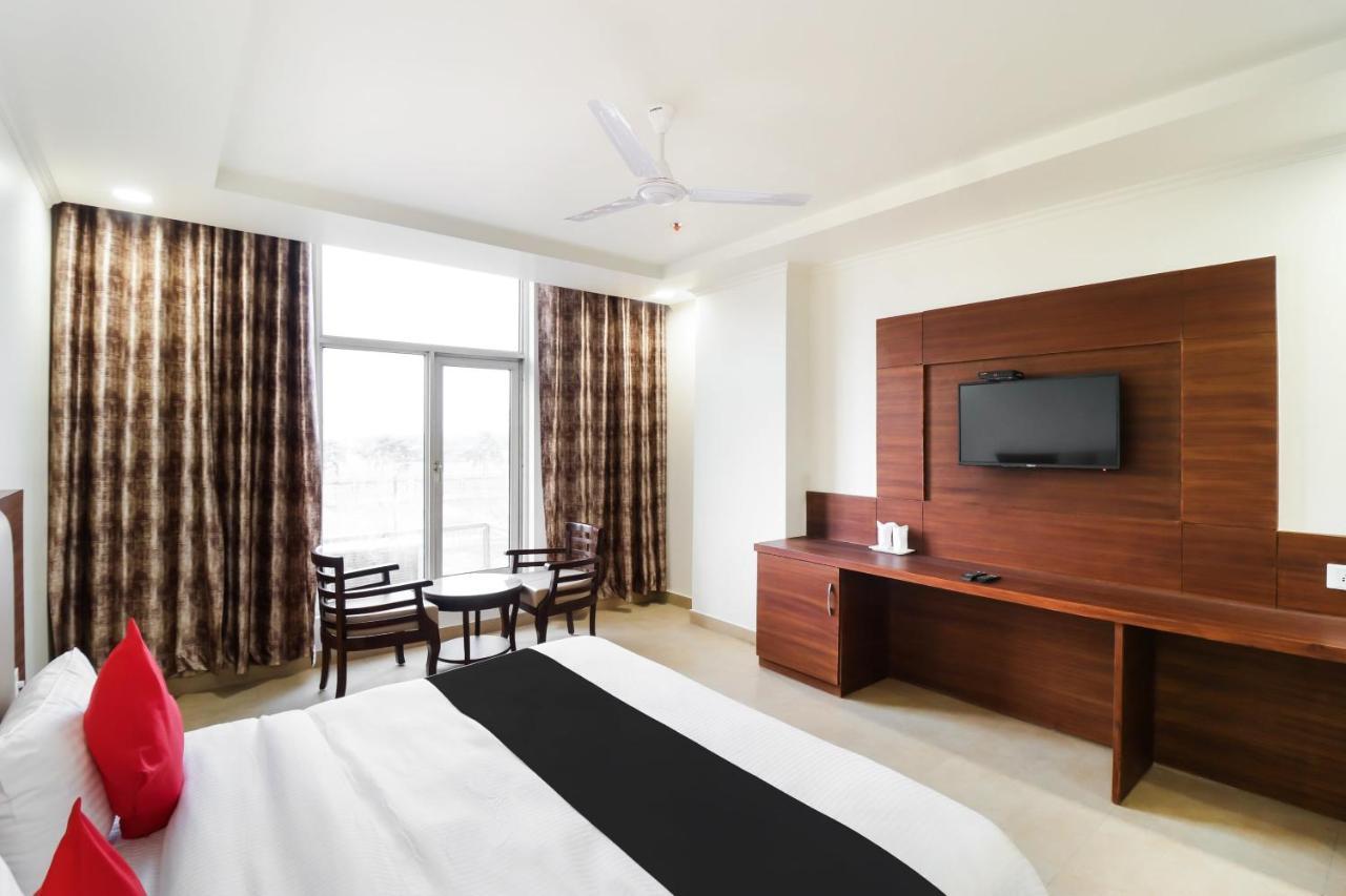 Hotel Grand 81 Faridabad Bagian luar foto