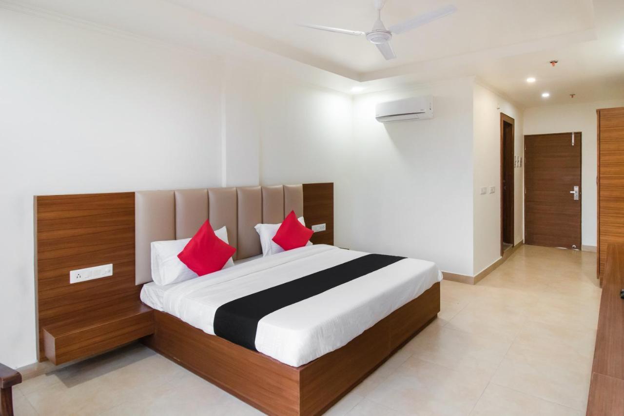 Hotel Grand 81 Faridabad Bagian luar foto